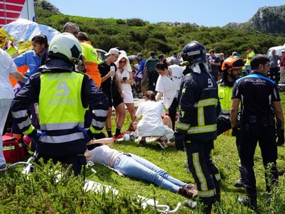 El personal sanitario atiende a los heridos tras el accidente de autobús en Covadonga, este lunes.