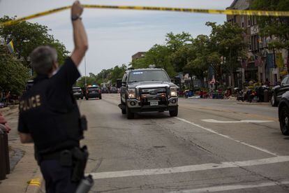 Agentes de policía llegan a la escena del tiroteo en un desfile del 4 de julio, en Highland Park, Illinois.