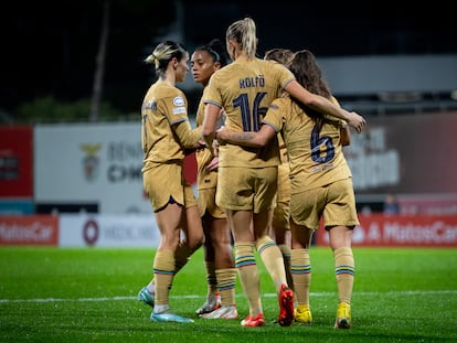 Las jugadoras del Barcelona celebran uno de sus goles ante el Benfica este jueves.