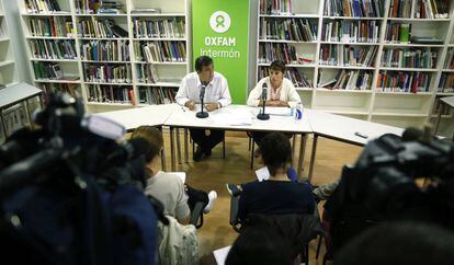 José María Vera y Paula San Pedro presentan el informe de Oxfam Intermón.