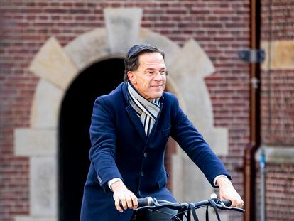 Mark Rutte, de camino al trabajo el 3 de abril de 2020.