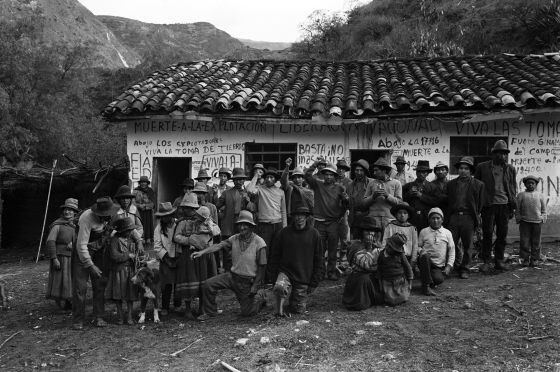 Los campesinos de Apurímac a quienes el director sueco retrató en 1974 en las tomas de tierras y reencontró para el documental 'Tempestad en los Andes'.