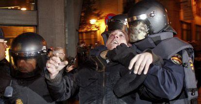 Un polic&iacute;a sujeta a uno de los manifestantes por la reforma laboral el pasado febrero.