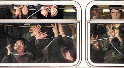 Activistas detenidos durante la Conferencia de la Organización Mundial del Comercio, en Seattle (1999)