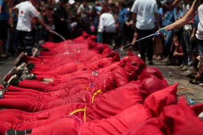 Un actor vestido de demonio participa en una ceremonia conocida como 'Los Talciguines', como parte de las actividades religiosas para marcar el inicio de la Semana Santa en Texistepeque, El Salvador, el 10 de abril de 2017.