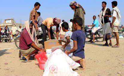 Desplazados yemeníes reciben ayuda humanitaria del Programa Mundial de Alimentos.
