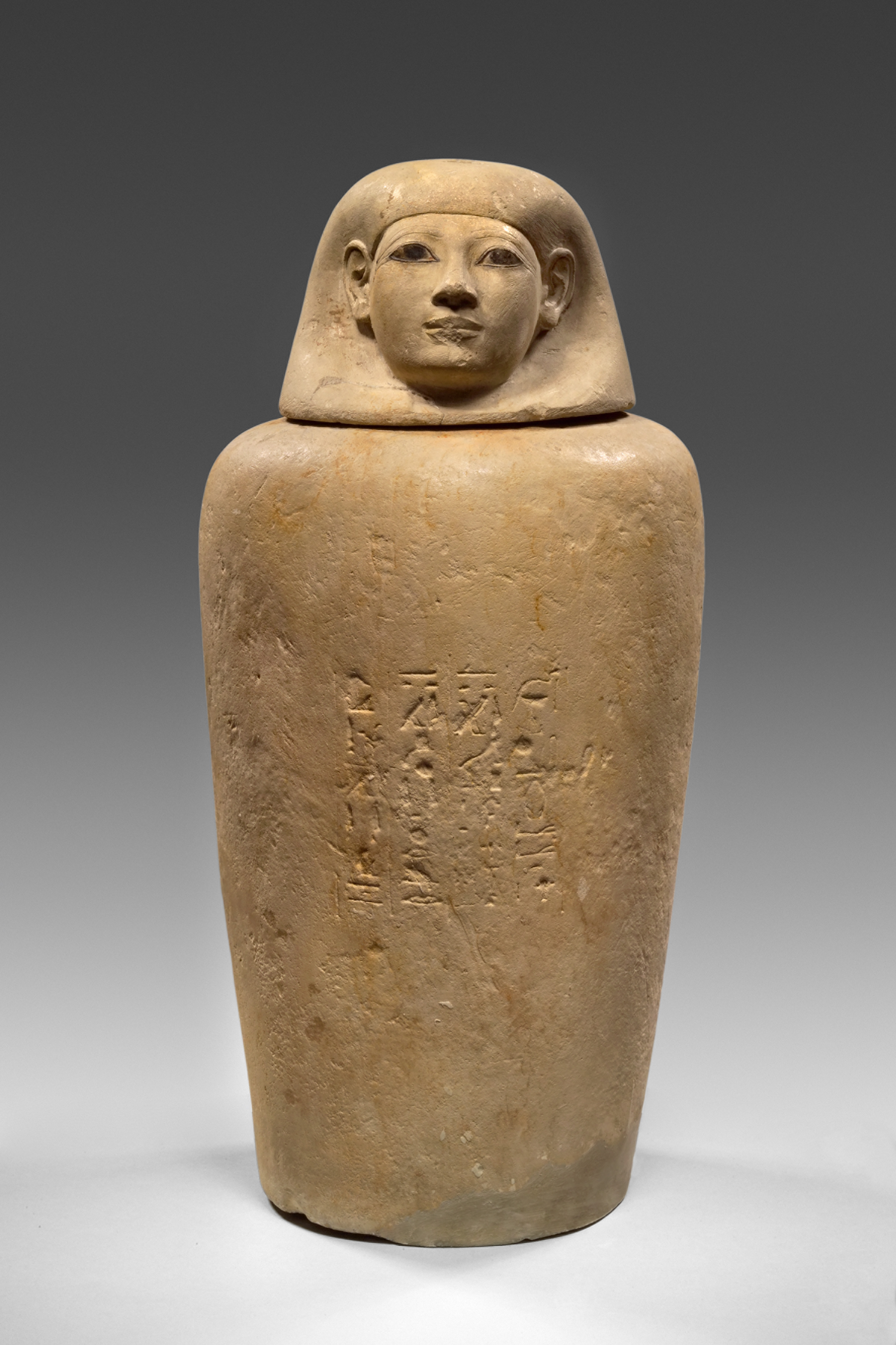 Tarro canopo de piedra caliza de la dama egipcia Senetnay (c.1450 a.C.); Museo August Kestner, Hannover.
