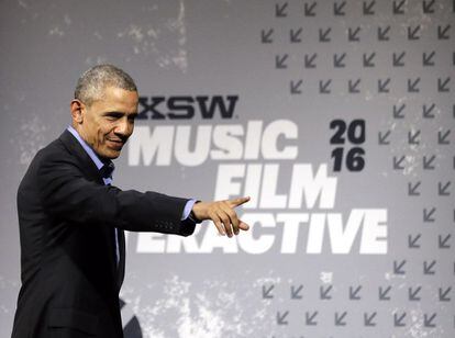 Barack Obama saluda a la audiencia en el South by Southwest Festival, en Austin, Texas.