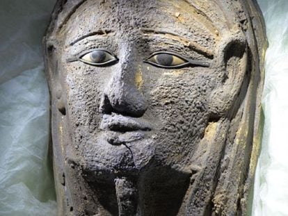 La máscara de plata hallada en las excavaciones en Saqqara.