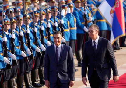 El jefe del Gobierno español, Pedro Sanchez, a la izquierda, pasa revista a la guardia de honor junto al presidente serbio Aleksandar Vucic, en Belgrado.