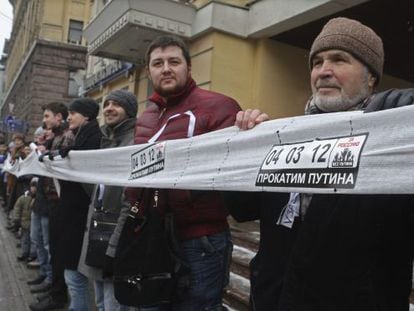 Varias personas protestan en Mosc&uacute;.