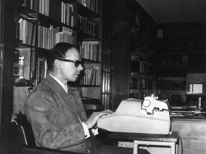 El sacerdote y escritor José Luis Martín Vigil, en el despacho de su domicilio en el barrio de Salamanca, de Madrid, en los años setenta.