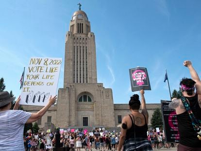 Frente al capitolio de Nebraska (EEUU), un grupo pro-aborto se manifiesta luego de la acusación hecha a la joven y su madre, el 4 de julio de 2022.