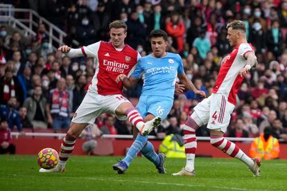 Rodri remata el 1-2 entre los centrales del Arsenal.