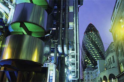 La torre Swiss Re, del arquitecto británico Norman Foster, se eleva en la City de Londres como un enorme pepinillo de 180 metros de altura. En la imagen, la vista de la torre desde el edificio Lloyd&#39;s.