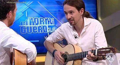 Pablo Iglesias, candidato de Podemos, afinó los acordes de su guitarra en El Hormiguero, de Antena 3
