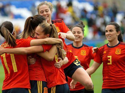 Las jugadoras de la selección española celebran uno de los goles conseguidos durante el encuentro  disputado esta tarde frente al combinado de Camerún.