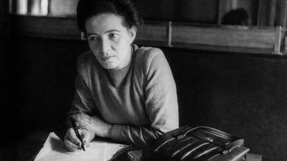 Simone de Beauvoir, en París en 1945. 