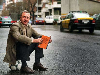 Johan Cruyff, em uma rua de Barcelona durante uma entrevista em 2002.
