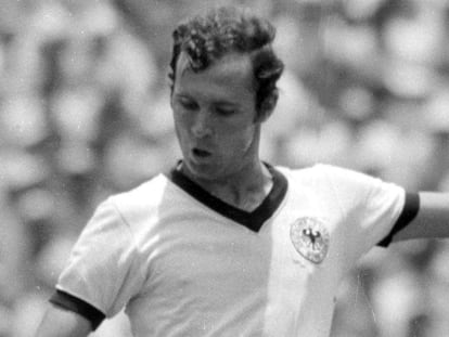 WM 1970 in Mexico: Viertelfinale: Deutschland - England 3:2 n.V./14.06.1970 in Leon. Franz Beckenbauer (Deut.) flankt vor Martin Peters (Engl./11). HM

World Cup 1970 in Mexico Quarter-finals Germany England 3 2 n v 14 06 1970 in Leon Franz Beckenbauer  flankt before Martin Peters Engl 11 HM.  Cordon Press