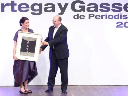 Alma Guillermoprieto recibe el premio de manos de Fran Llorente.