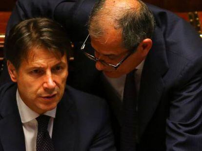 El primer ministro italiano, Giuseppe Conte, y el ministro de Econom&iacute;a, Giovanni Tria.