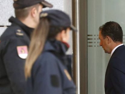 El ex consejero delegado del Banco Popular Francisco Gómez, a su llegada a la Audiencia Nacional, en presencia de dos policías.EFE/Javier Lizón