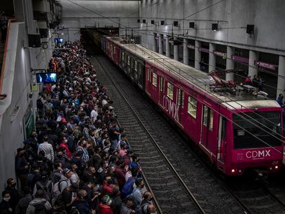 Usuarios del metro, en la estación Pantitlán el 25 de Agosto.