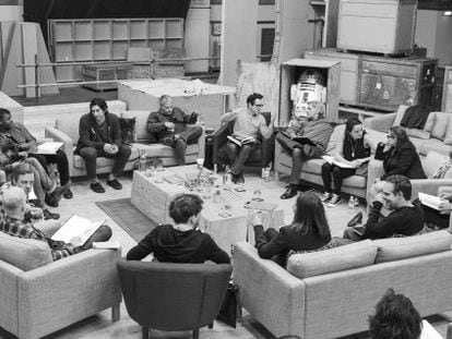 El productor, director y guionista J.J. Abrams (con gafas, en el centro) y el reparto de 'Star Wars: Episode VII' en los Estudios Pinewood, Reino Unido (desde Abrams, en el sentido de las agujas del reloj): Harrison Ford, Daisy Ridley, Carrie Fisher, Peter Mayhew, el productor Bryan Burk, la presidenta de Lucasfilm y productora Kathleen Kennedy, Domhnall Gleeson, Anthony Daniels, Mark Hamill, Andy Serkis, Oscar Isaac, John Boyega, Adam Driver y el guionista Lawrence Kasdan.