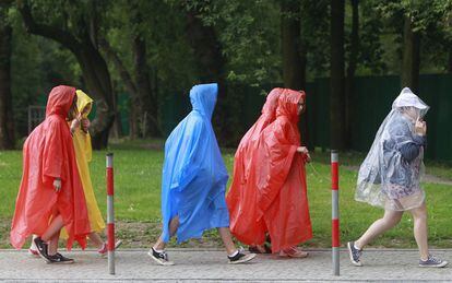 Peregrinas francesas caminan bajo la lluvia el día inaugural de la Jornada Mundial de la Juventud en Cracovia, Polonia. 