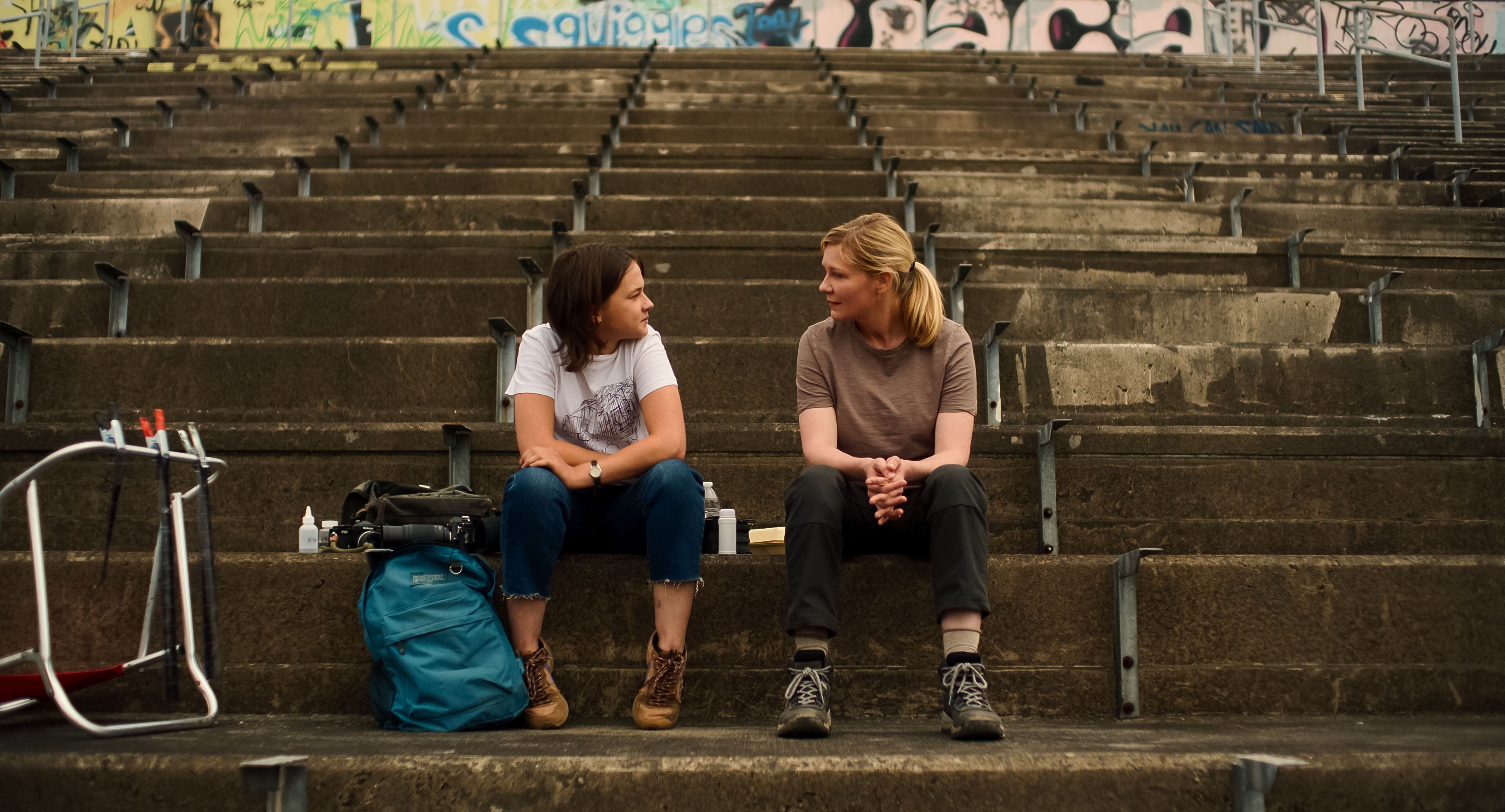 Cailee Spaeny y Kirsten Dunst (derecha) en una imagen de 'Civil War'.