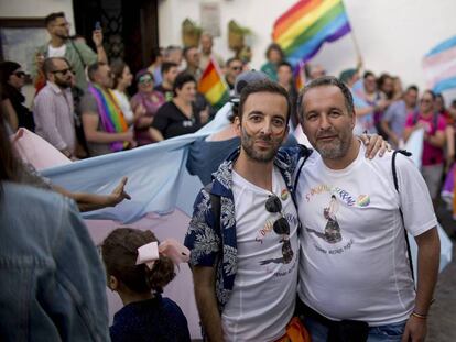 FOTO: Rafael Gil y Joaquín Gómez (drcha.), de la Asociación Delta LGBTIC, este sábado en Arcos de la Frontera. | VÍDEO: 'Fin de semana de homenaje y reivindicación LGTBI en Torremolinos'.