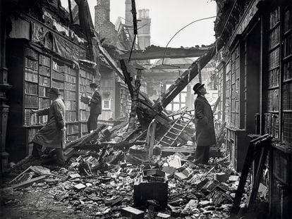 La biblioteca de Holland House en Kensington, Londres, dañada por una bomba incendiaria Molotov "Breadbasket", el 23 de octubre de 1940.