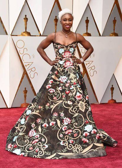 Cynthia Erivo llevó un diseño estampado de flores y escote 'corazón' que fue un desastre absoluto. Al menos para los críticos de moda. Fue obra de Paolo Sebastian.