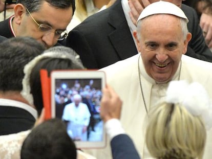 El papa Francisco, durante su audiencia general en el Vaticano, ayer.