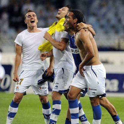 Los jugadores de la Real celebran su victoria el pasado sábado.