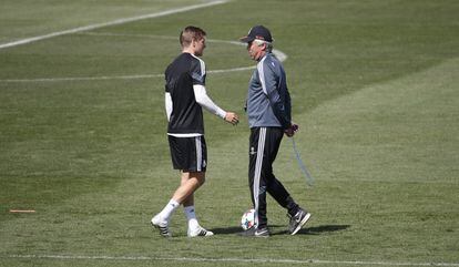 Carlo Ancelotti conversa con el alemán Toni Kroos.