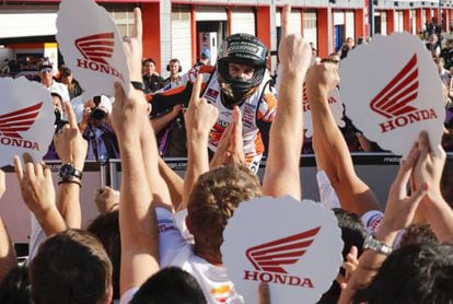 Marc Márquez celebra la victoria con sus compañeros del equipo Repsol Honda.