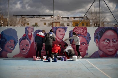 Cuatro chicos y una chica dan los últimos retoques al mural en su instituto de Puente Genil.