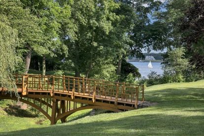 La gigantesca finca, que la inmobiliaria afirma que tiene 60.000 metros cuadrados, incluye puentes de madera para dar largos paseos.