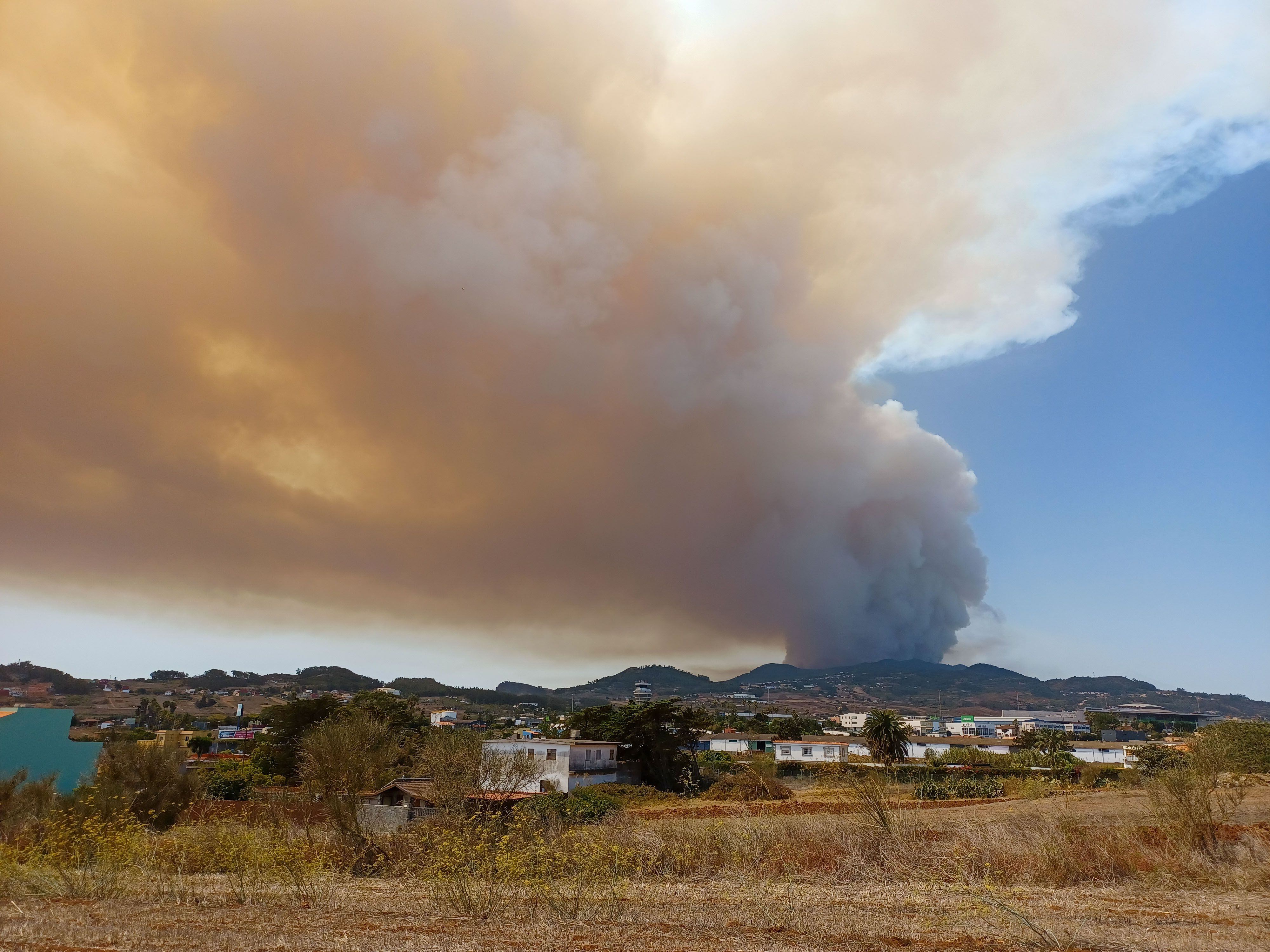 Columna de humo en una imagen tomada desde La Laguna, el miércoles.