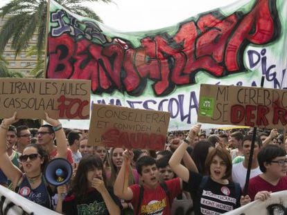 Estudiantes se manifiestan ante la Consejería de Educación.