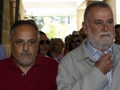 Antonio Rodigo Torrijos, a la derecha, acude a los juzgados de Sevilla para declarar como imputado por la venta de terrenos de Mercasevilla.