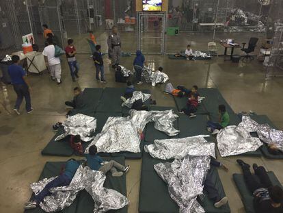 Una fotografía de archivo del 17 de junio de 2018 proporcionada por la Oficina de Aduanas y Protección Fronteriza de Estados Unidos muestra a los menores de edad en una de las jaulas de los centros de detención en McAllen, Texas.