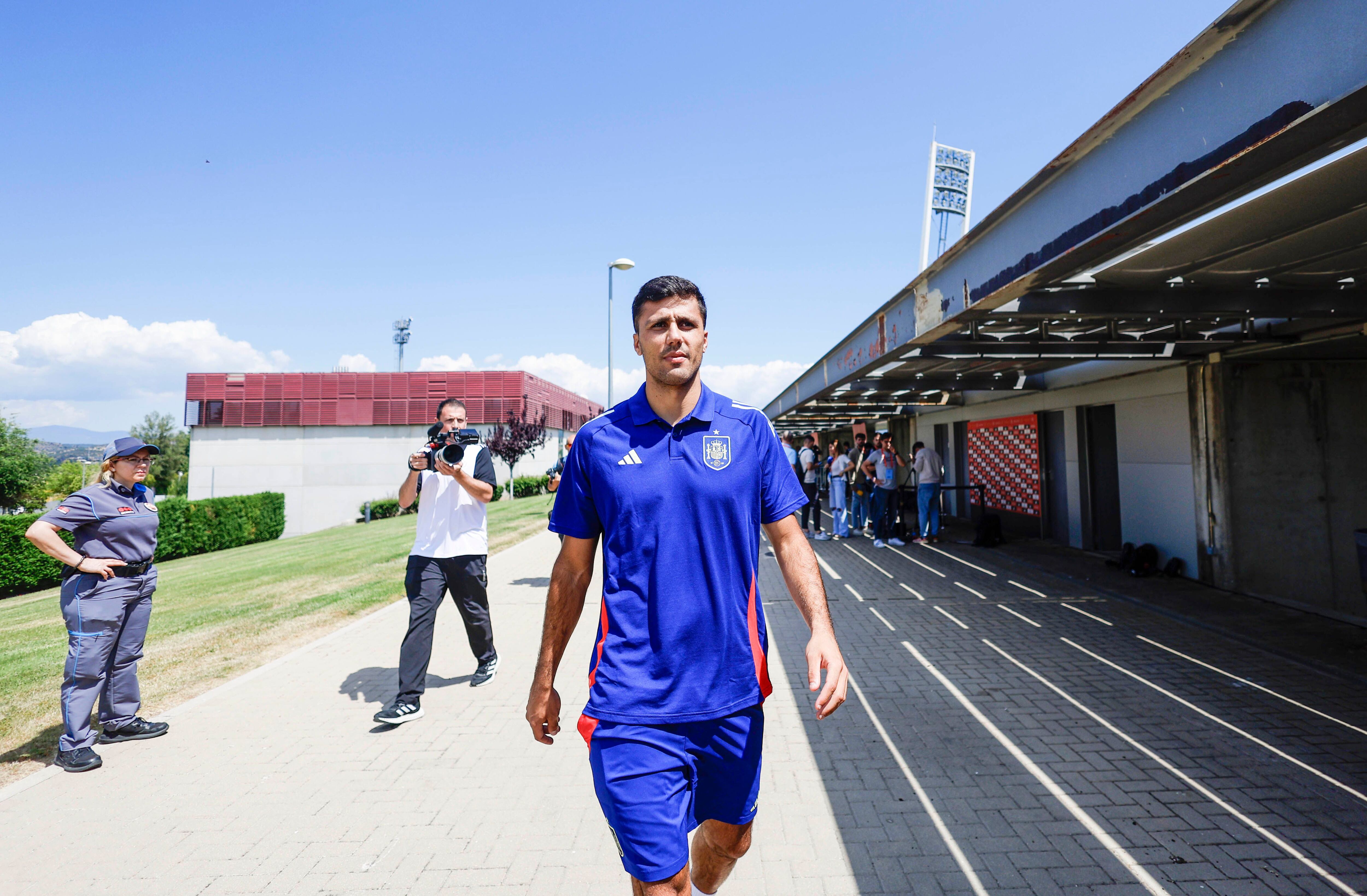 Rodri se pone la camiseta  de líder de la selección española