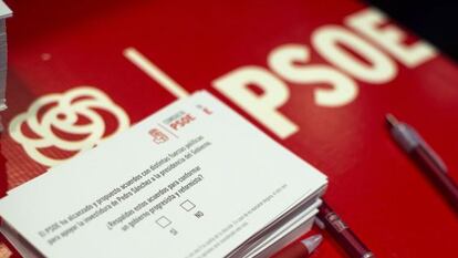 Detalle de la papeleta de la consulta a la que están convocados los militantes socialistas en relación a los acuerdos de este partido para apoyar la investidura de Pedro Sánchez a la presidencia del Gobierno, hoy en la sede del partido de Zaragoza. EFE/Toni Galán
