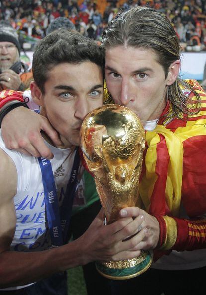 Los sevillanos Sergio Ramos y Jesus Navas con la copa de campeones del mundo