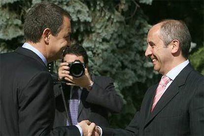 José Luis Rodríguez Zapatero estrecha la mano del portavoz del PNV en el Congreso, Josu Erkoreka, a quien ha recibido en La Moncloa para analizar la situación tras el anuncio de ETA.