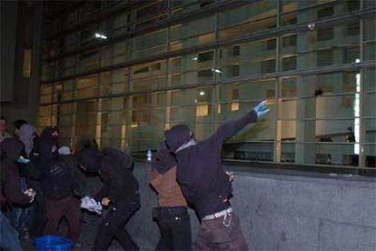 Los manifestantes arrojaron pintura y cohetes a la fachada del Macba.