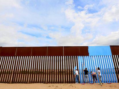 Voluntarios de Erasing the Border pintan la barrera entre EE&nbsp;UU y M&eacute;xico para hacerla &#039;invisible&#039;.